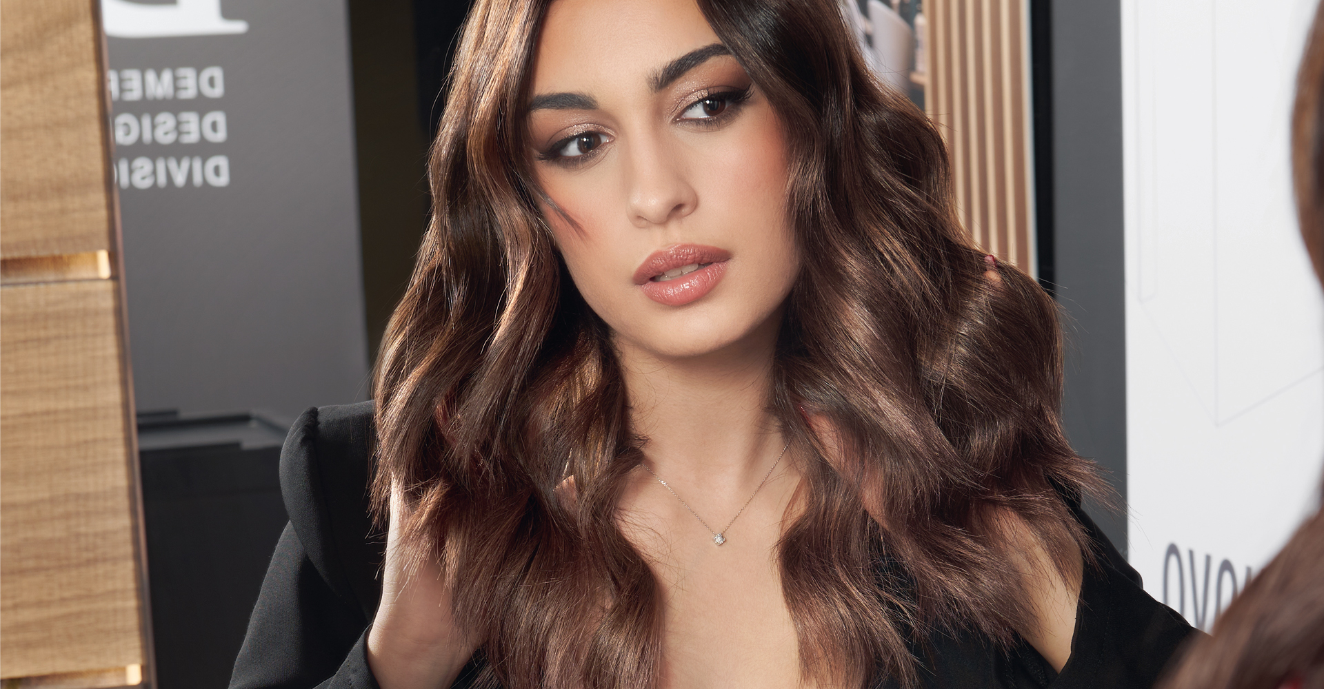 immagine ragazza mora con capelli lunghi e mossi