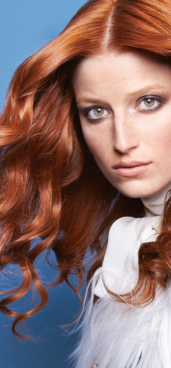 immagine ragazza con capelli rossi molto mossi