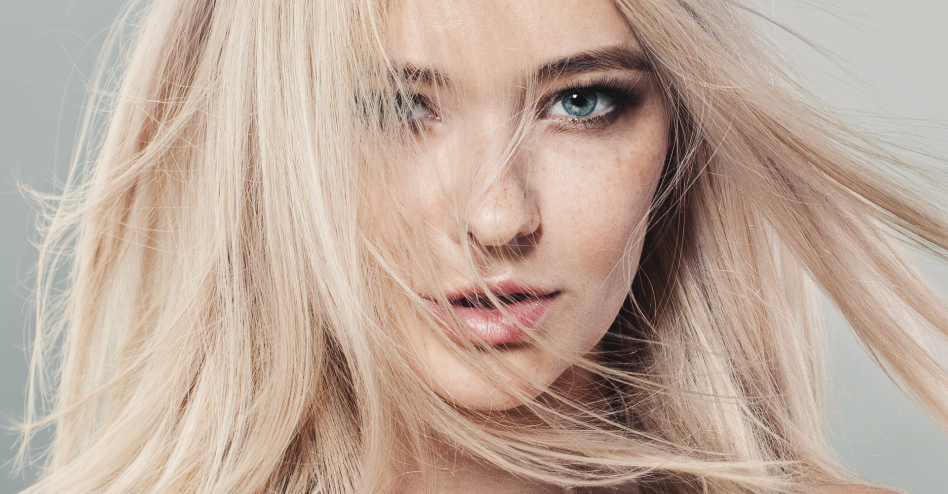 immagine di una ragazza con capelli lisci, platino 