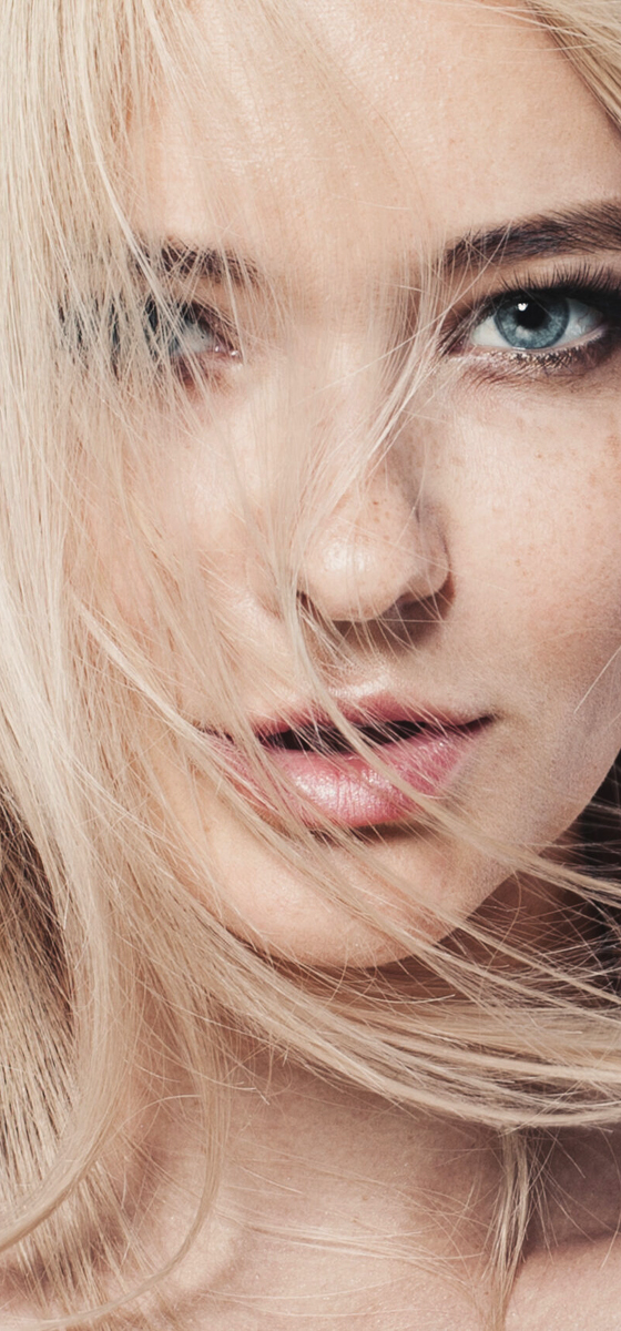 immagine di una ragazza con capelli lisci, platino 