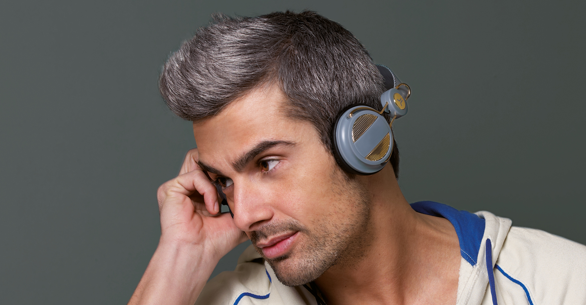 Immagine di un uomo con capelli brizzolati e con le cuffie nelle orecchie