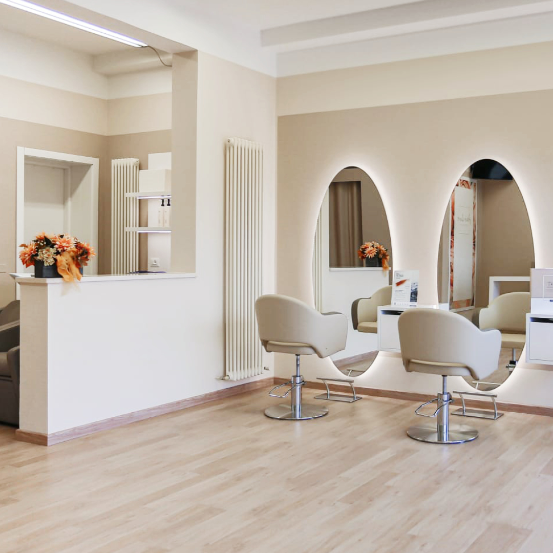 Immagine della zona stilistica con due poltrone beige con davanti specchi retroilluminati, molto elegante