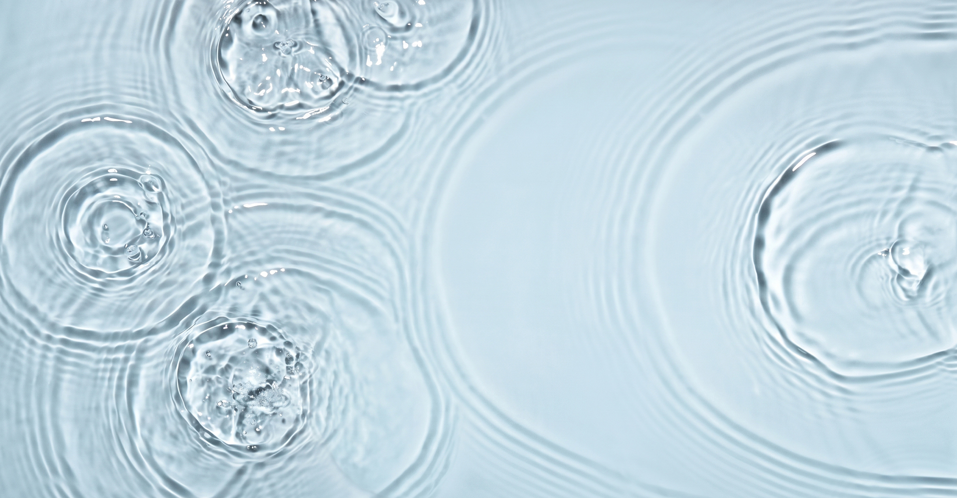 Immagine di gocce d'acqua aperte su sfondo azzurro.