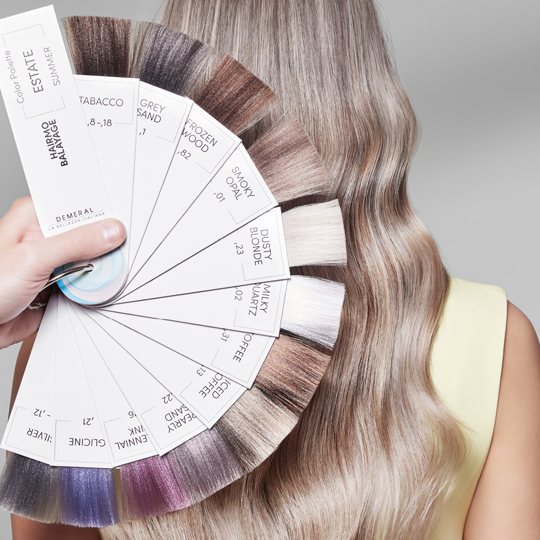 immagine di una ragazza bionda, con davanti la palette di tutte le ciocche con le sfumature possibili
