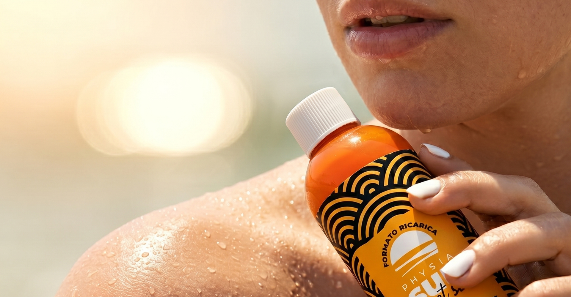 Immagine di una ragazza in riva al mare che tiene in mano l'acqua rinfrescante