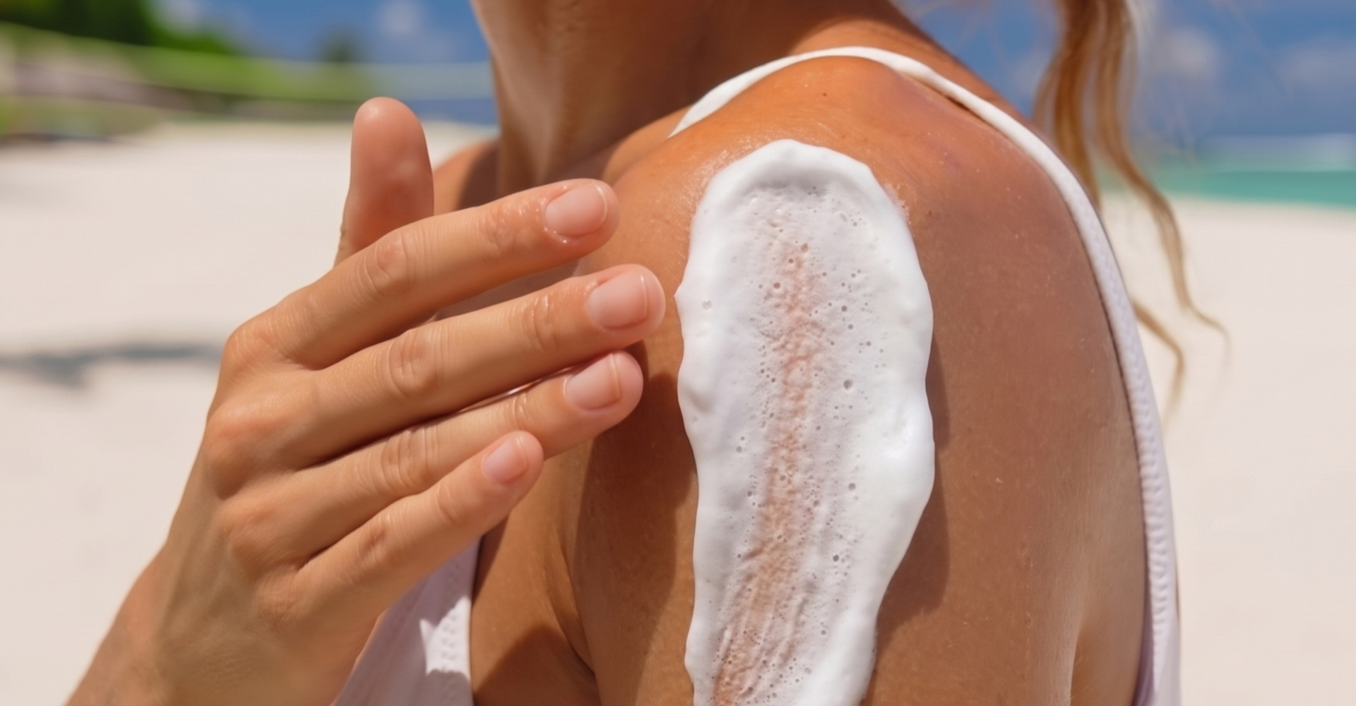 immagine di una ragazza in spiaggia che si applica la mousse sul braccio